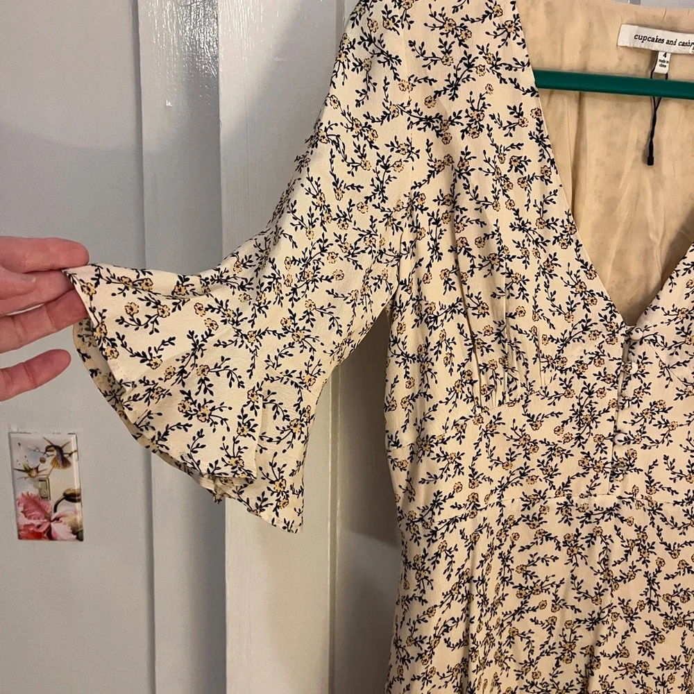 Cupcakes and cashmere Floral V-Neck Dress - Picture 4 of 11